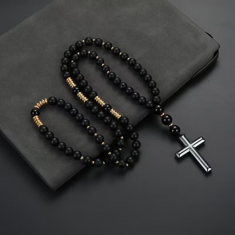 Collier Pendentif Croix Dorée en Perles Noires pour Homme