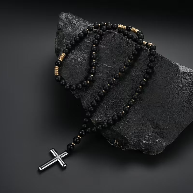 Collier Pendentif Croix Dorée en Perles Noires pour Homme